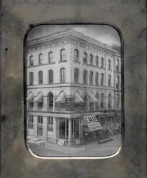 Edificio Ann Lucas Hunt, Calles Cuarta y Olive, Esquina Noroeste